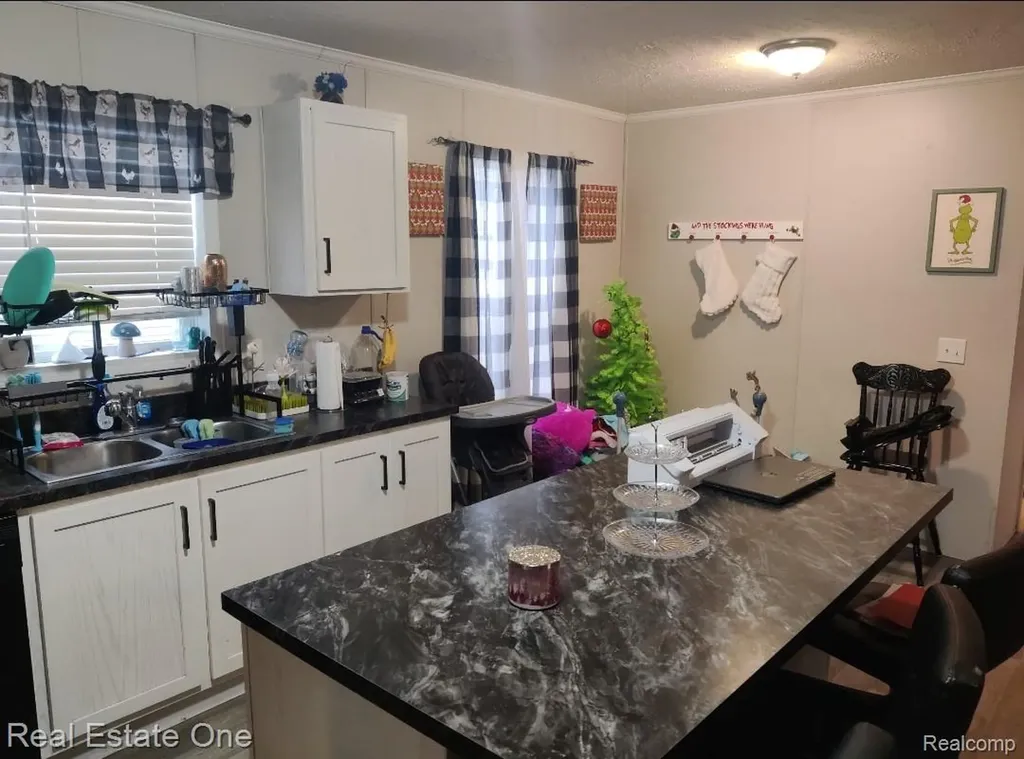 15990 Villaire Avenue Clinton Charter Township MI 48038