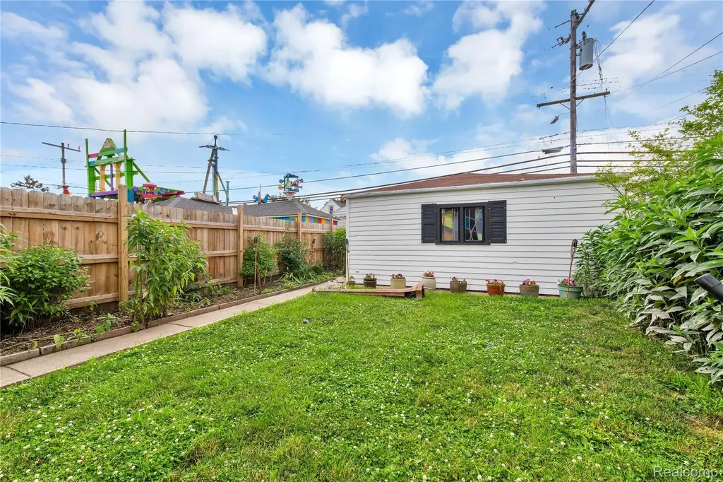 12099 Klinger Street Hamtramck City MI 48212
