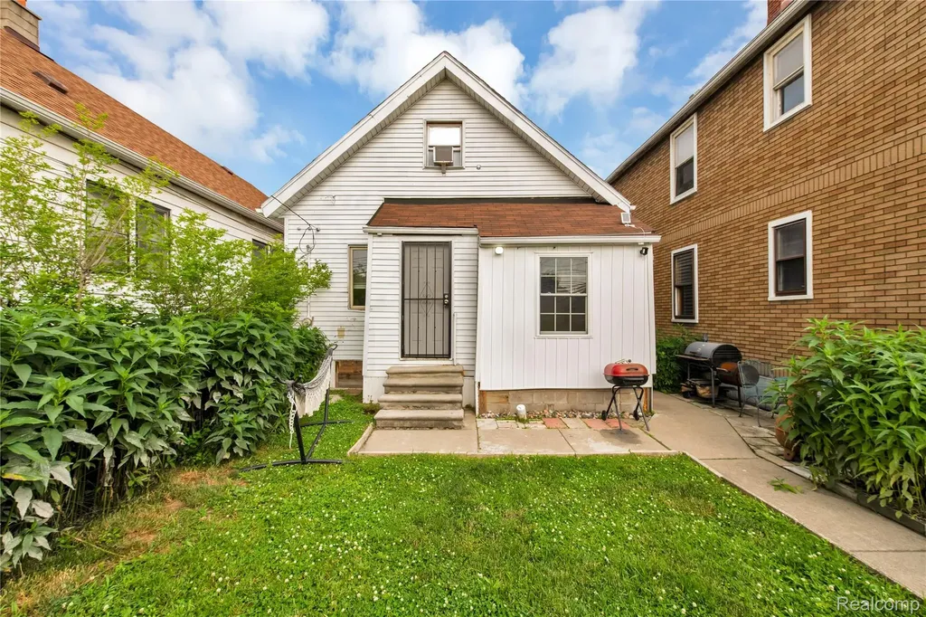 12099 Klinger Street Hamtramck City MI 48212
