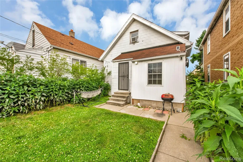12099 Klinger Street Hamtramck City MI 48212