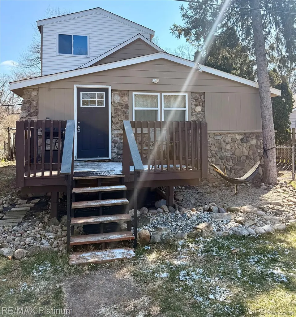 3426 Maple Ridge Highland Charter Township MI 48356