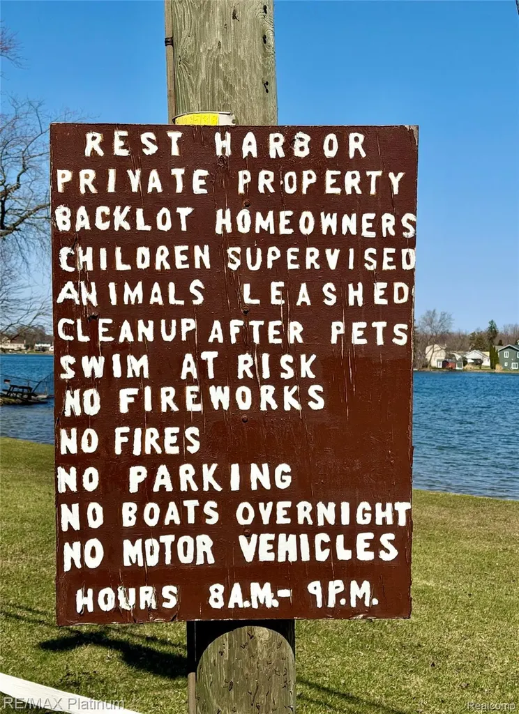 3426 Maple Ridge Highland Charter Township MI 48356