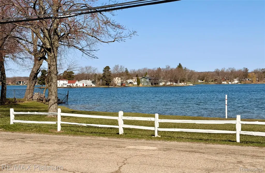 3426 Maple Ridge Highland Charter Township MI 48356