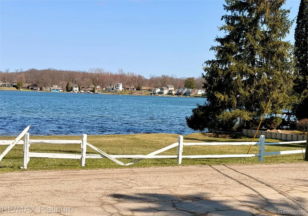 3426 Maple Ridge Highland Charter Township MI 48356