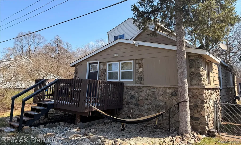 3426 Maple Ridge Highland Charter Township MI 48356