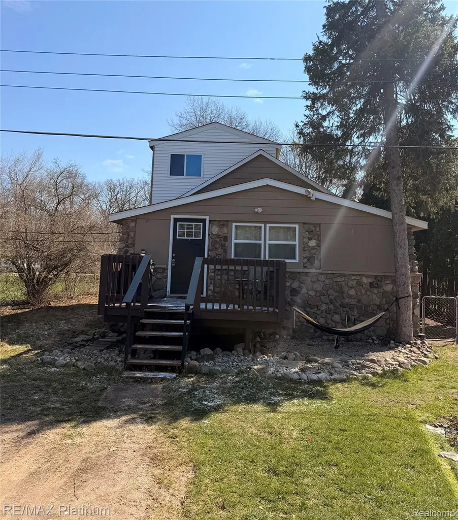 3426 Maple Ridge Highland Charter Township MI 48356
