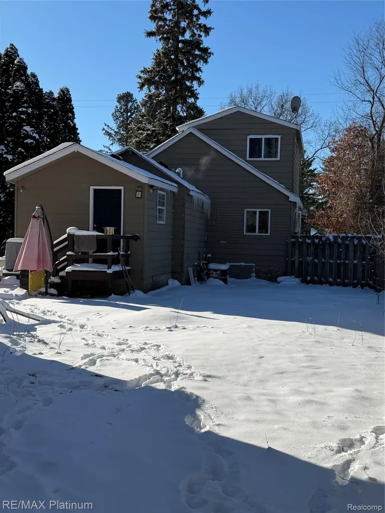 3426 Maple Ridge Highland Charter Township MI 48356