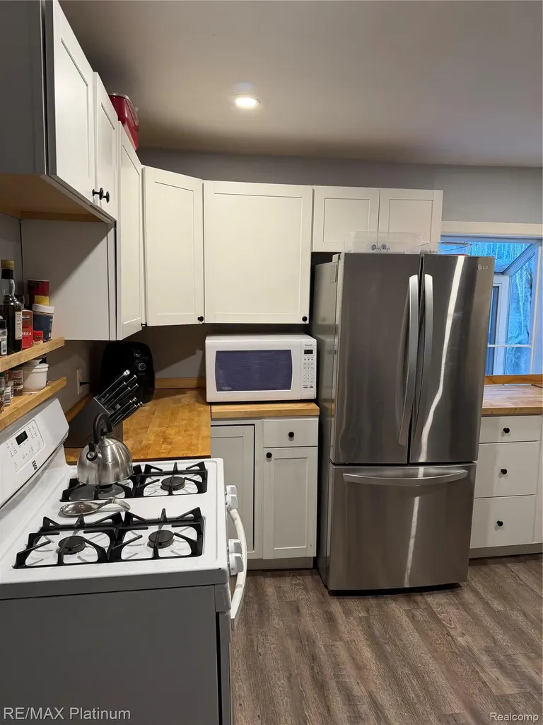 3426 Maple Ridge Highland Charter Township MI 48356