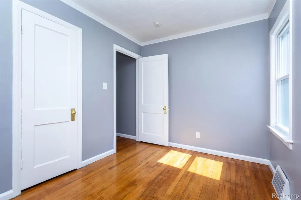 18948 Kenosha Street Harper Woods City MI 48225