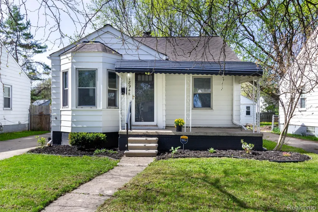 18948 Kenosha Street Harper Woods City MI 48225