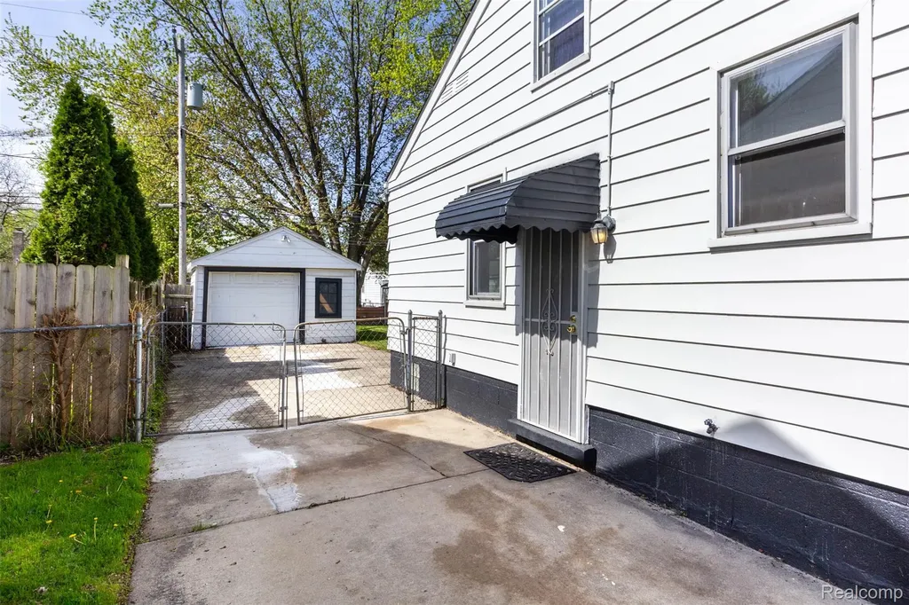 18948 Kenosha Street Harper Woods City MI 48225