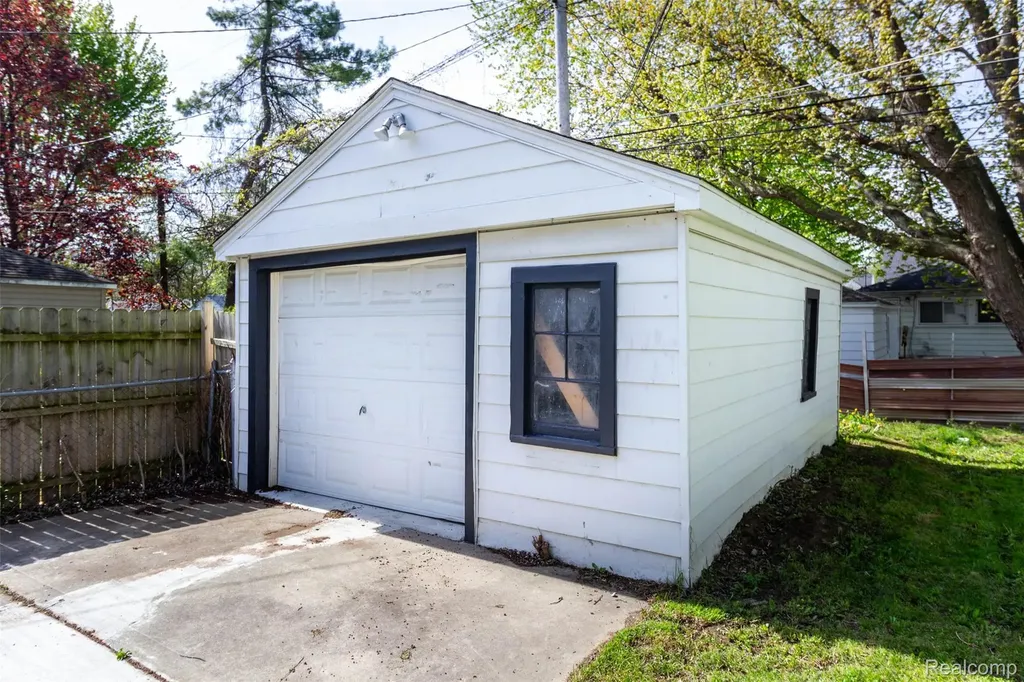 18948 Kenosha Street Harper Woods City MI 48225