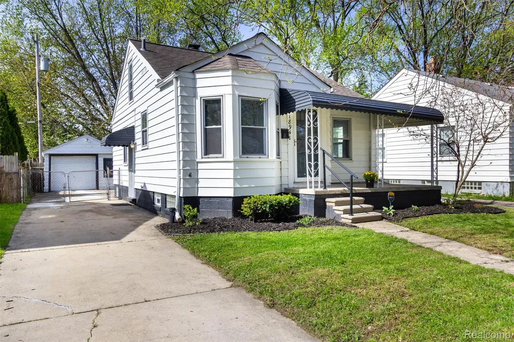 18948 Kenosha Street Harper Woods City MI 48225