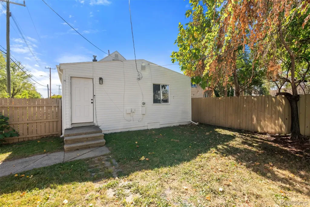 12863 Couwlier Avenue Warren City MI 48089