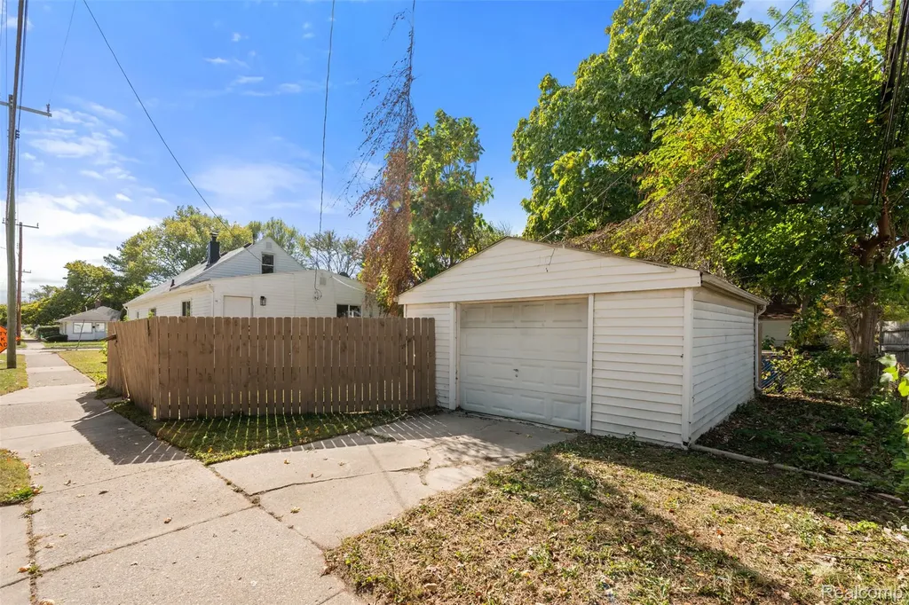 12863 Couwlier Avenue Warren City MI 48089