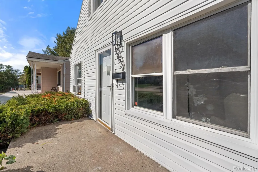 12863 Couwlier Avenue Warren City MI 48089