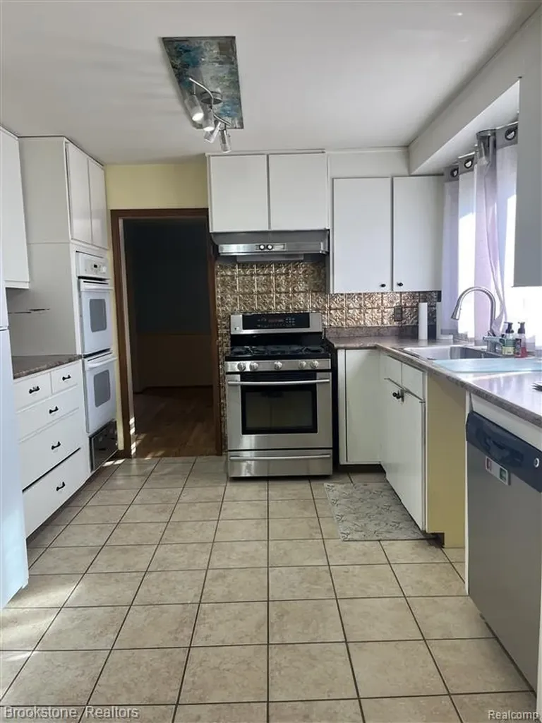 28917 Ramblewood Drive Farmington Hills City MI 48334