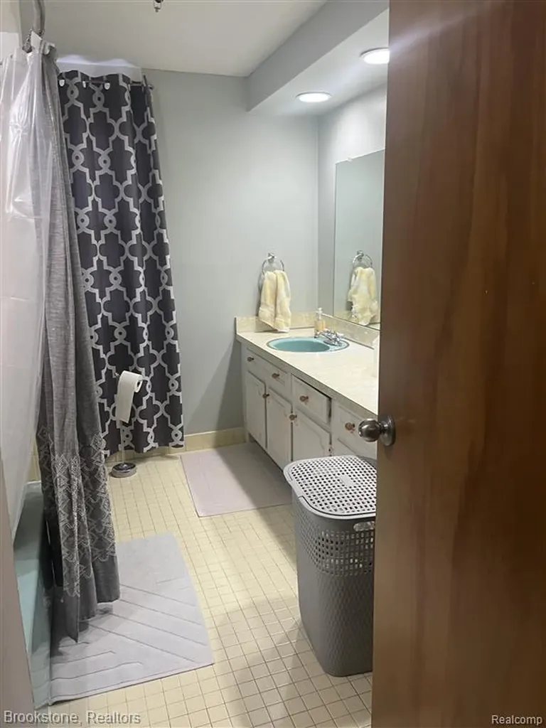 28917 Ramblewood Drive Farmington Hills City MI 48334