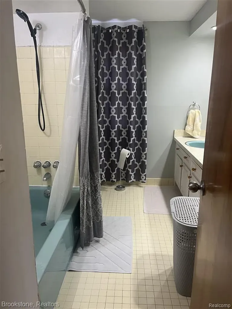 28917 Ramblewood Drive Farmington Hills City MI 48334