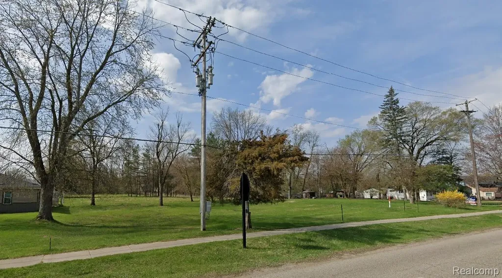 2043 S Long Lake Road Fenton City MI 48430