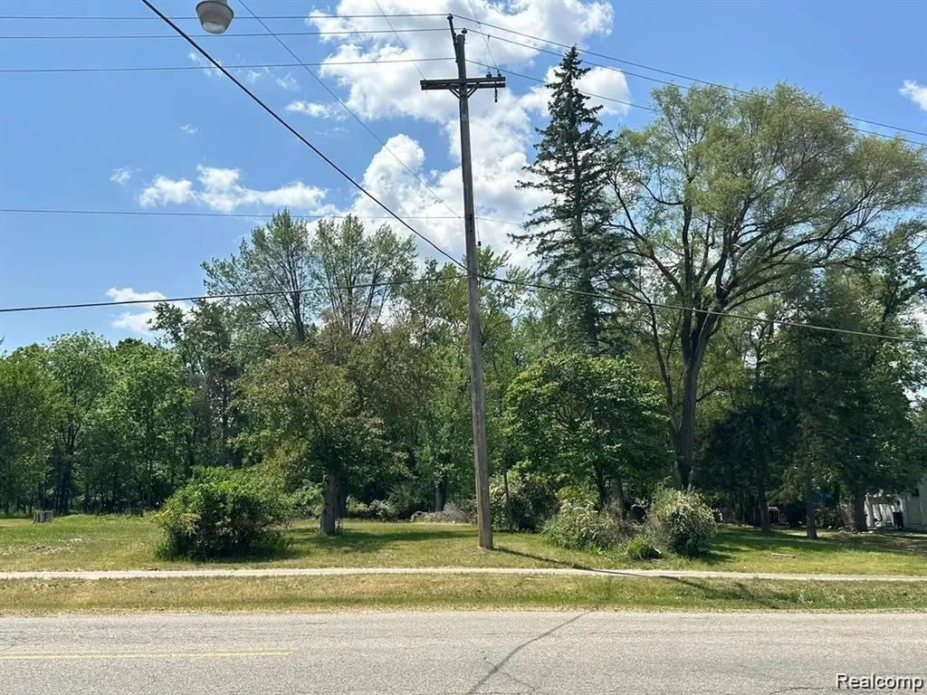 2045 S Long Lake Road Fenton City MI 48430