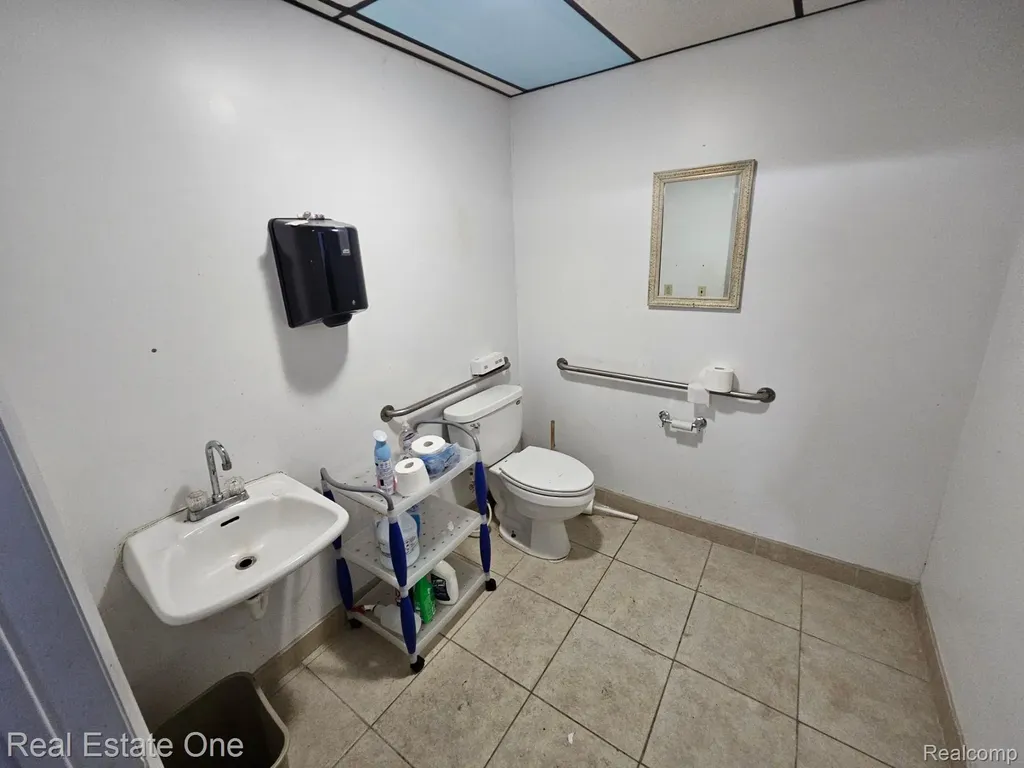 1586 Fort Street Lincoln Park City MI 48146