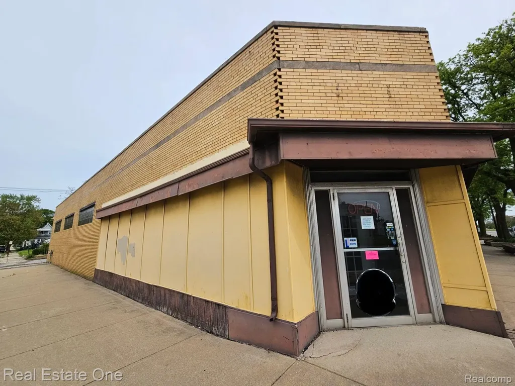 1586 Fort Street Lincoln Park City MI 48146