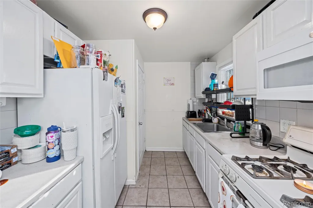 21857 Le Fever Avenue Warren City MI 48091