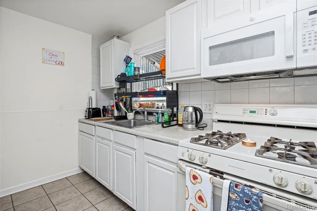 21857 Le Fever Avenue Warren City MI 48091
