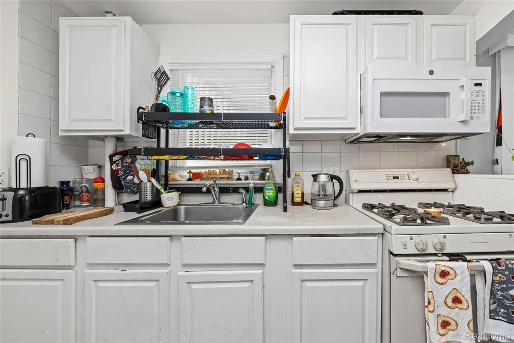 21857 Le Fever Avenue Warren City MI 48091