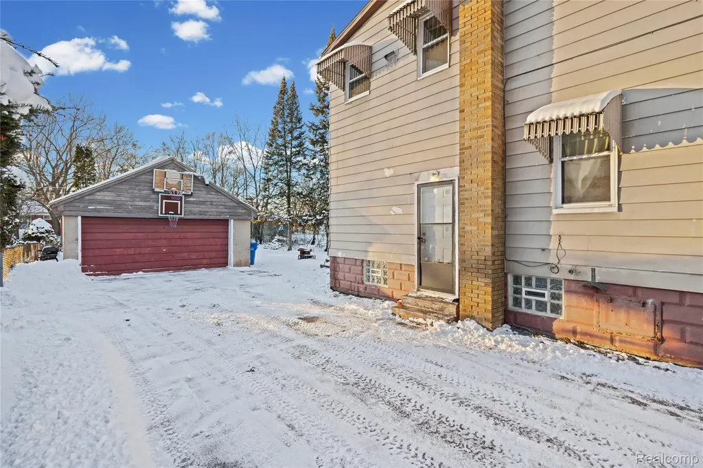 21857 Le Fever Avenue Warren City MI 48091