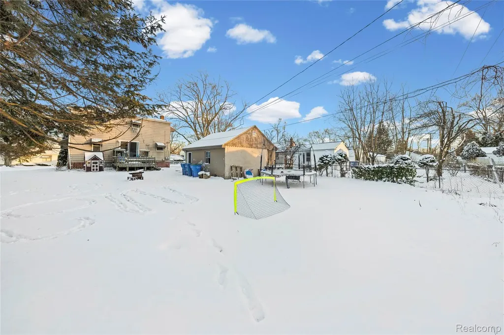21857 Le Fever Avenue Warren City MI 48091