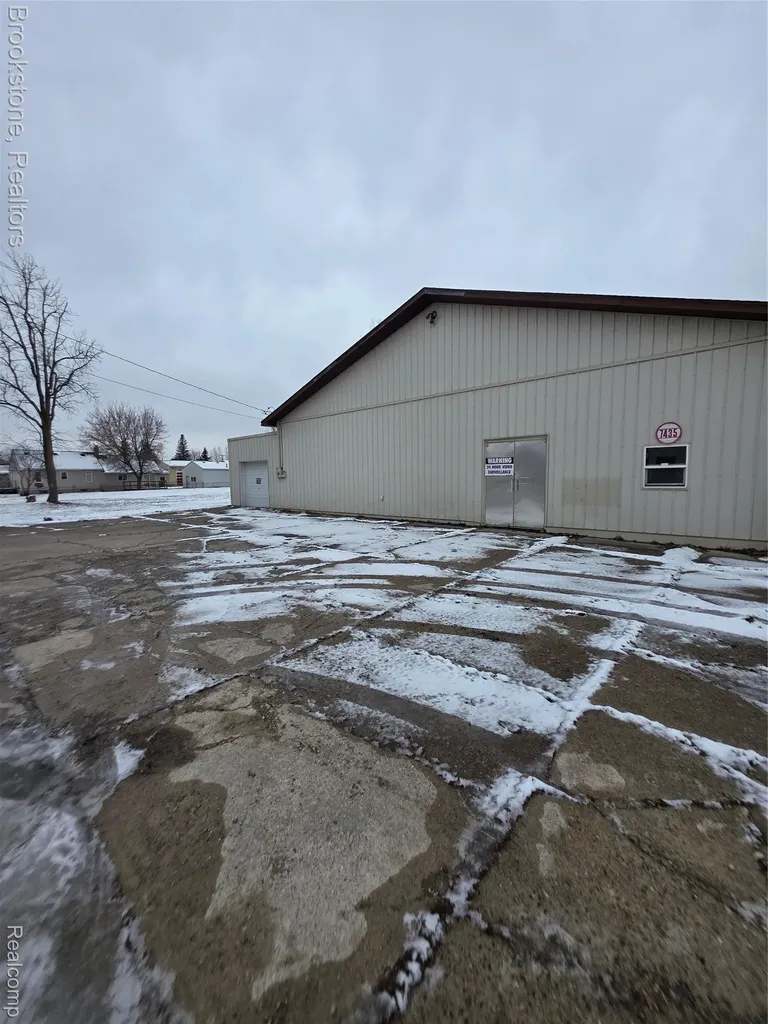 7435 N Dort Highway Genesee Charter Township MI 48458