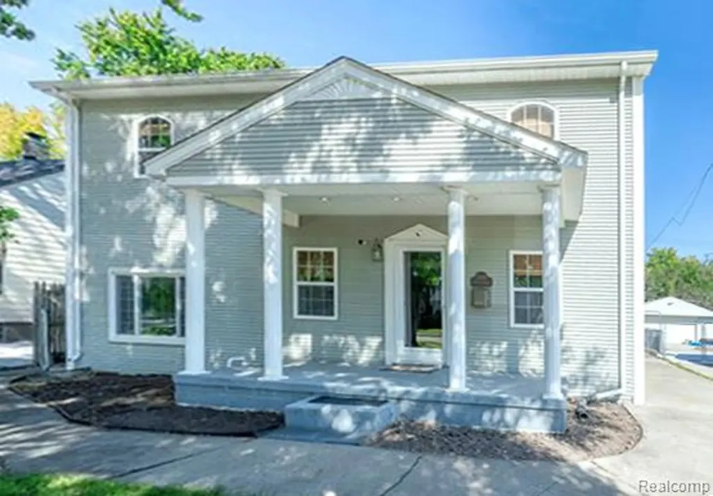 22105 Ridgeway Street St. Clair Shores City MI 48080