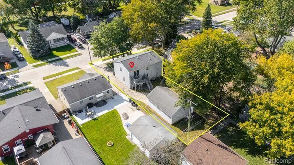 22105 Ridgeway Street St. Clair Shores City MI 48080