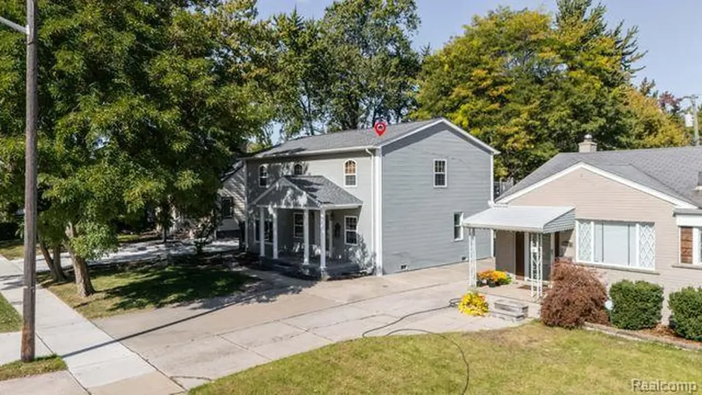 22105 Ridgeway Street St. Clair Shores City MI 48080