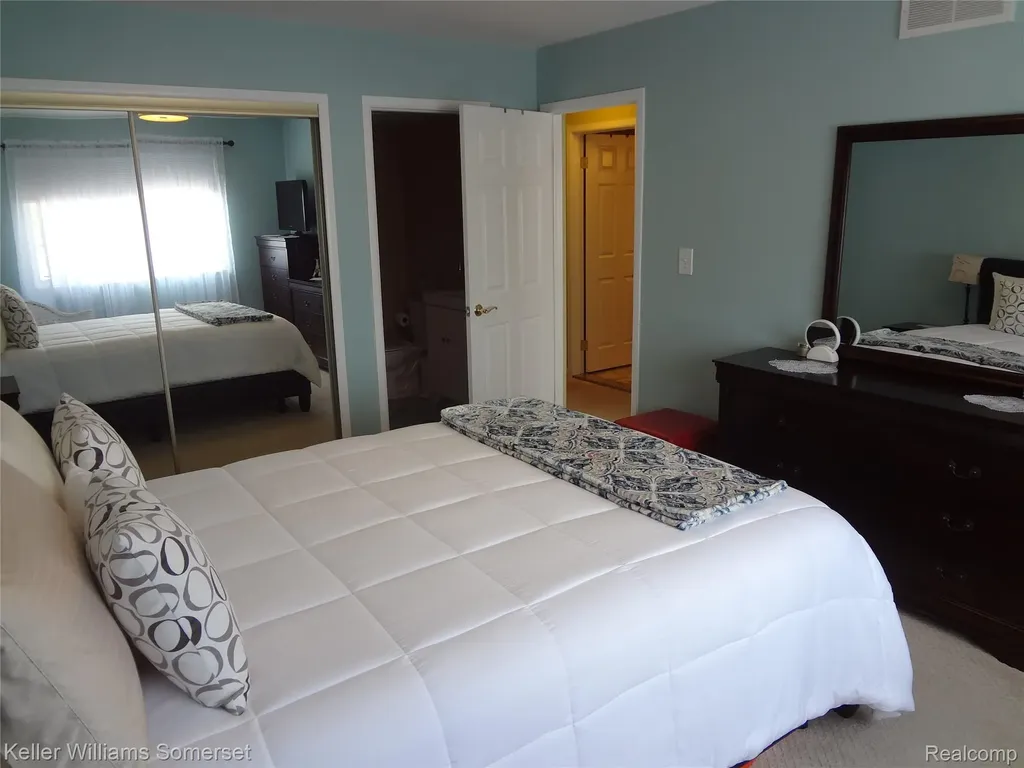 29626 Hoover Road Warren City MI 48093