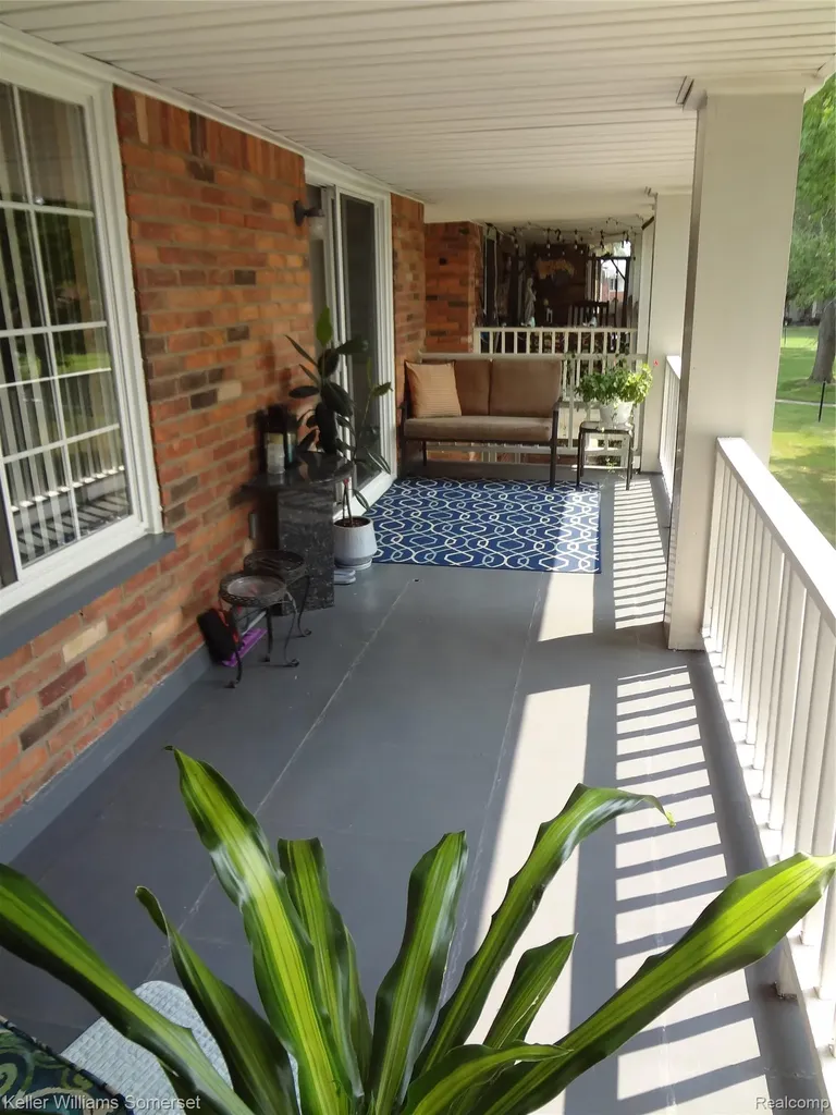 29626 Hoover Road Warren City MI 48093