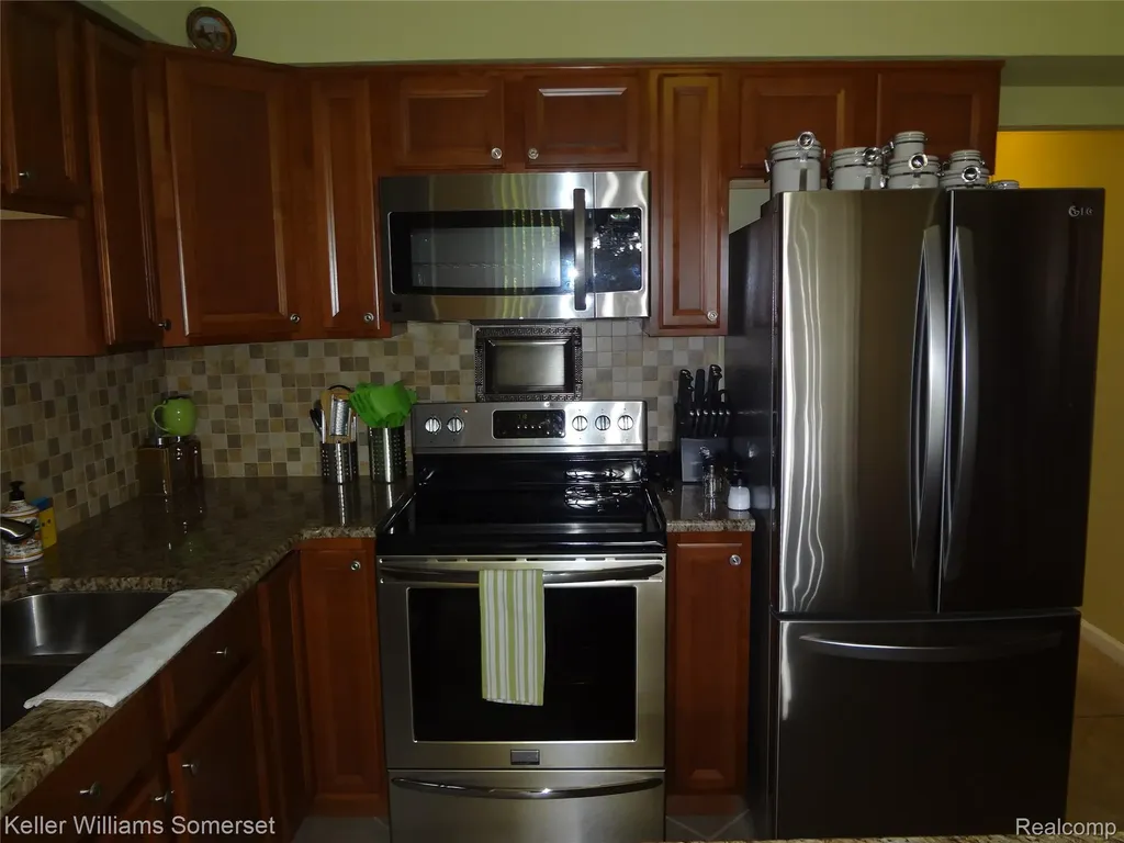 29626 Hoover Road Warren City MI 48093