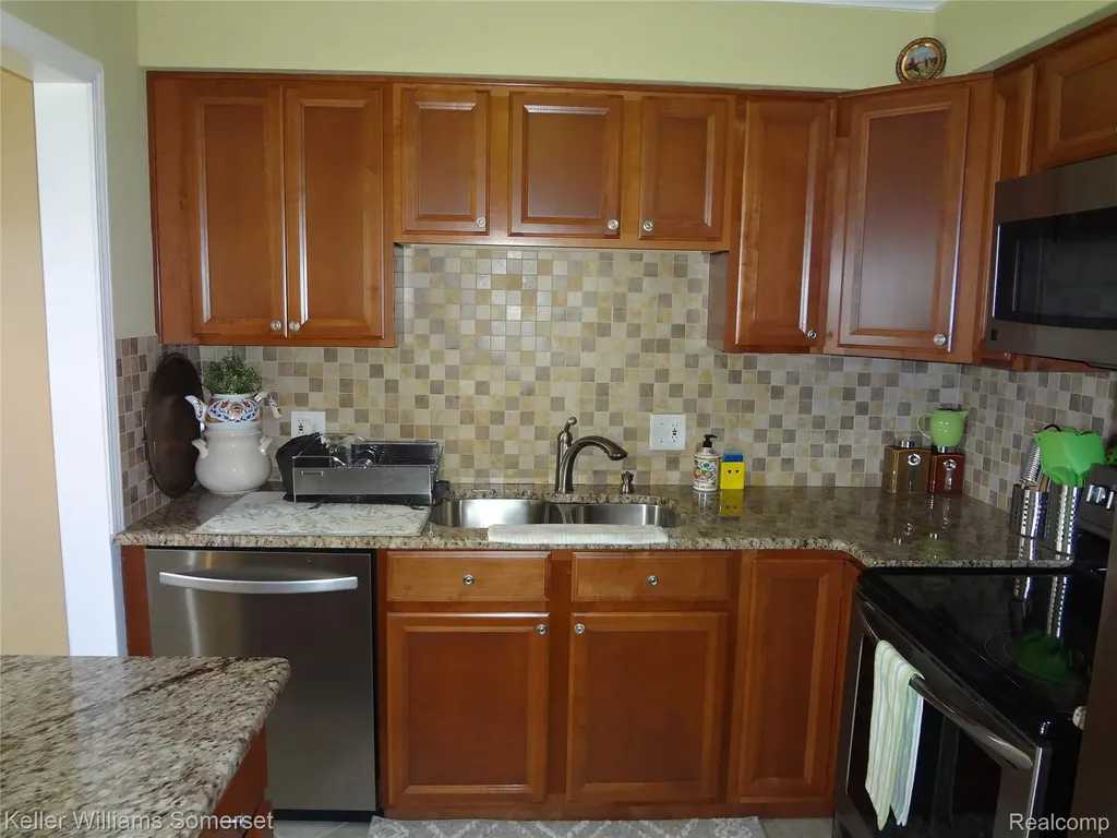 29626 Hoover Road Warren City MI 48093