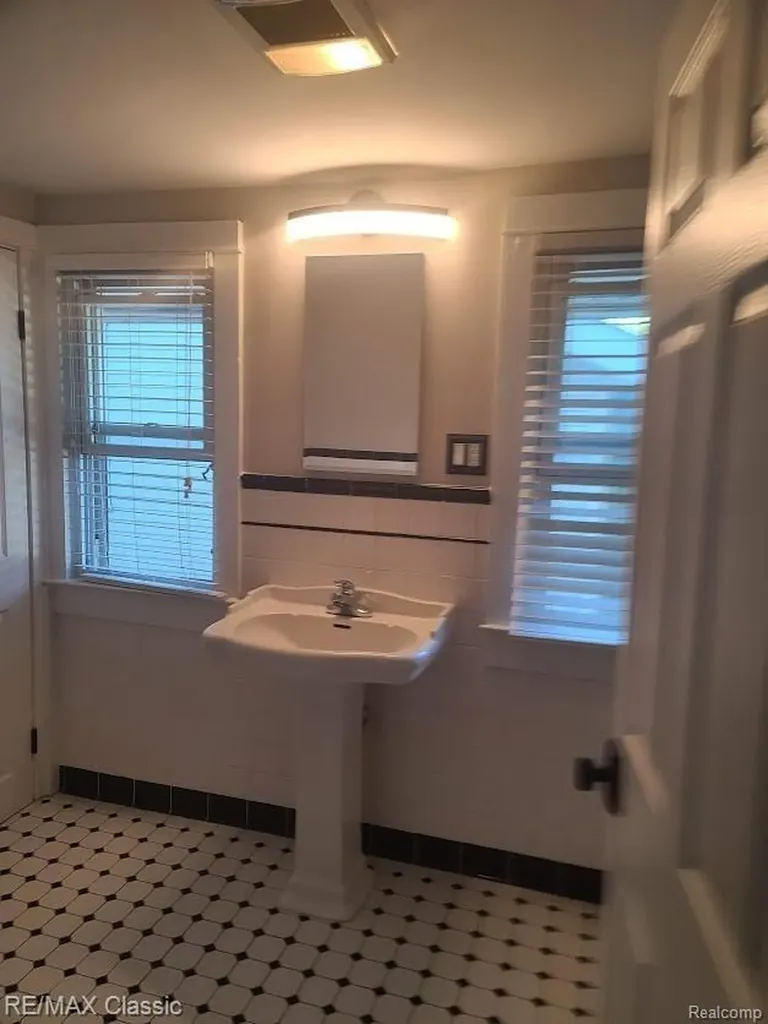 300 Baker Street Royal Oak City MI 48067
