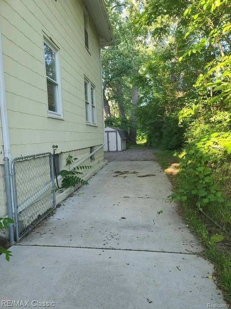 300 Baker Street Royal Oak City MI 48067