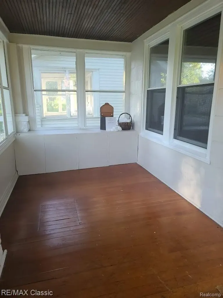 300 Baker Street Royal Oak City MI 48067