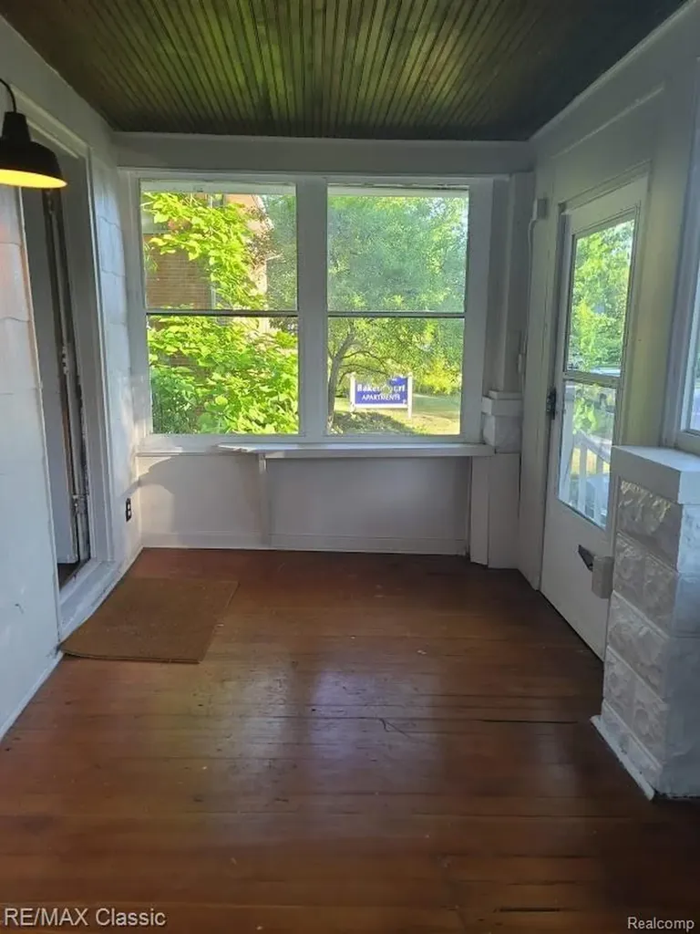 300 Baker Street Royal Oak City MI 48067