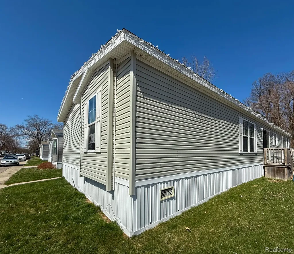 389 Rustic Lane N Sumpter Township MI 48111