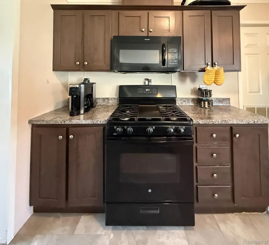 389 Rustic Lane N Sumpter Township MI 48111