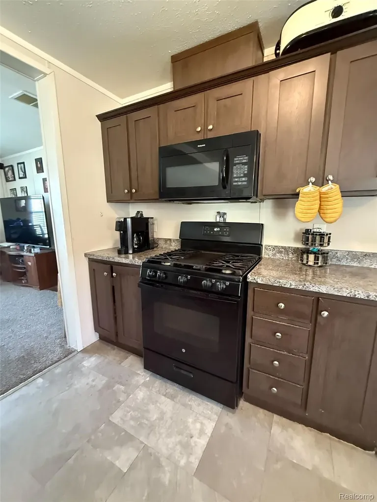 389 Rustic Lane N Sumpter Township MI 48111