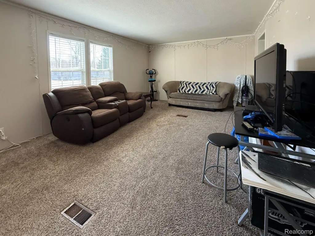 389 Rustic Lane N Sumpter Township MI 48111