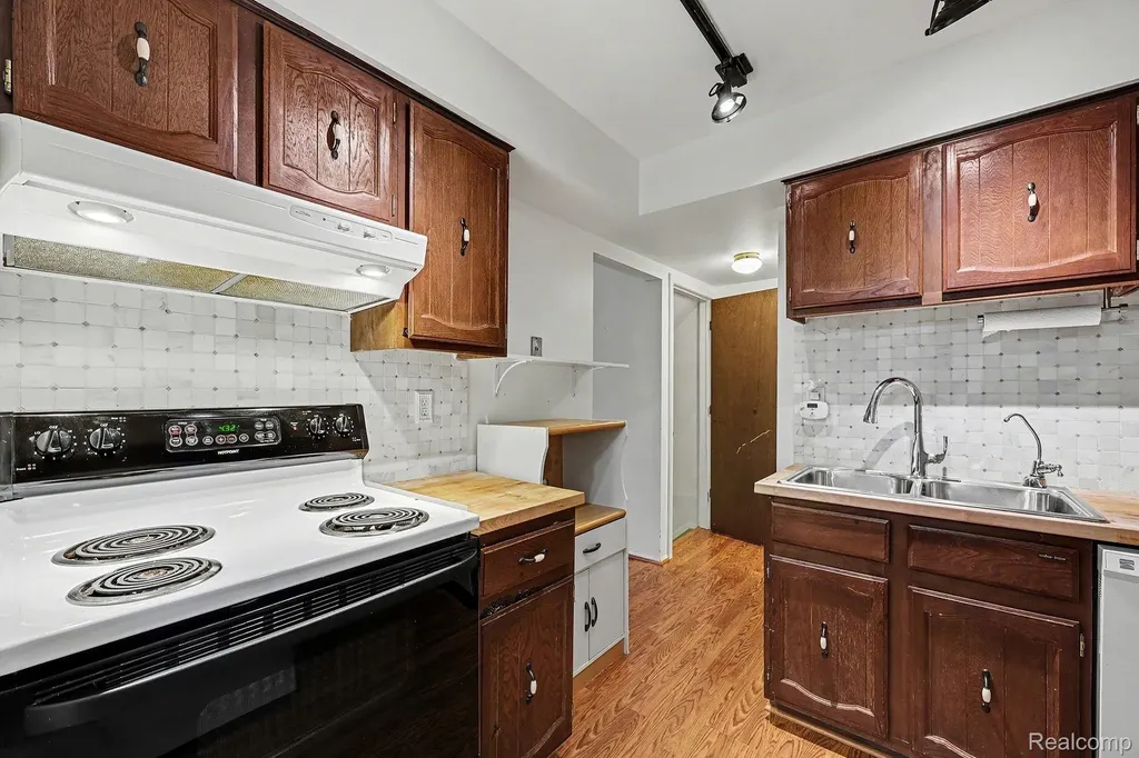 24570 Quad Park Lane Clinton Charter Township MI 48035