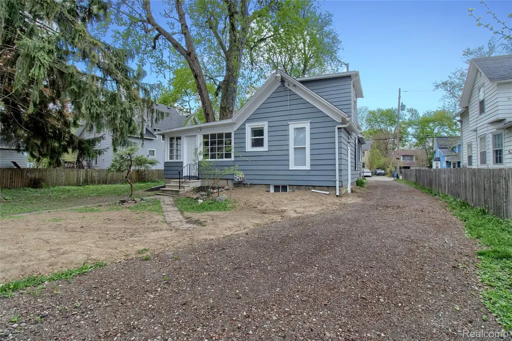 127 Bates Street Jackson City MI 49202